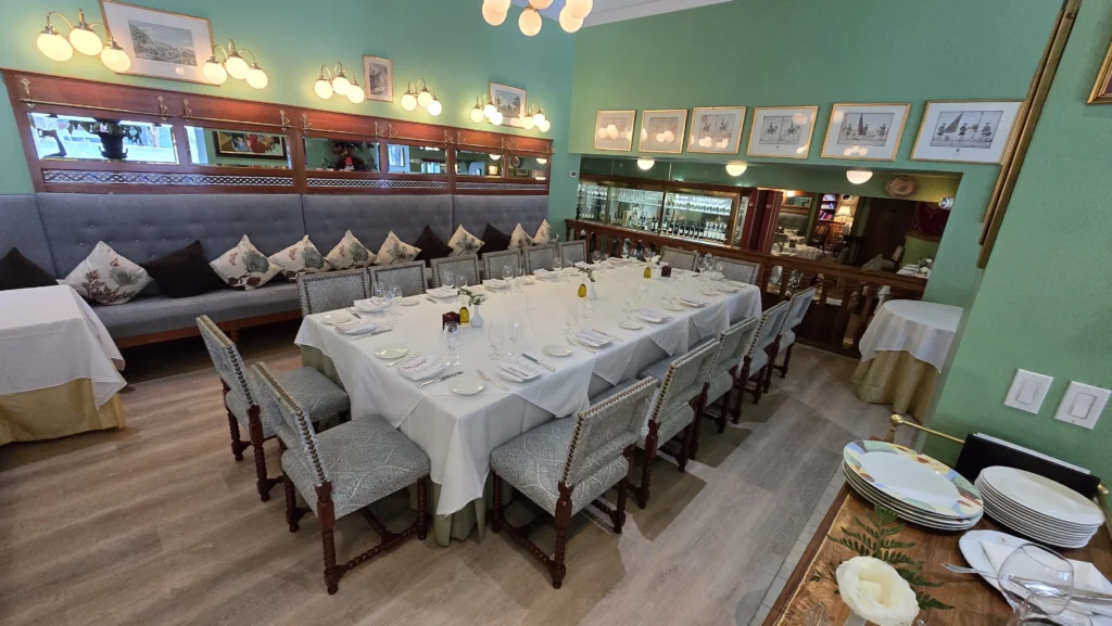 Rio Frio Dos semiprivate space: long table set for a group event