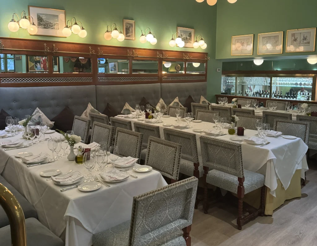 Rio Frio Dos semiprivate space: place settings on a long table
