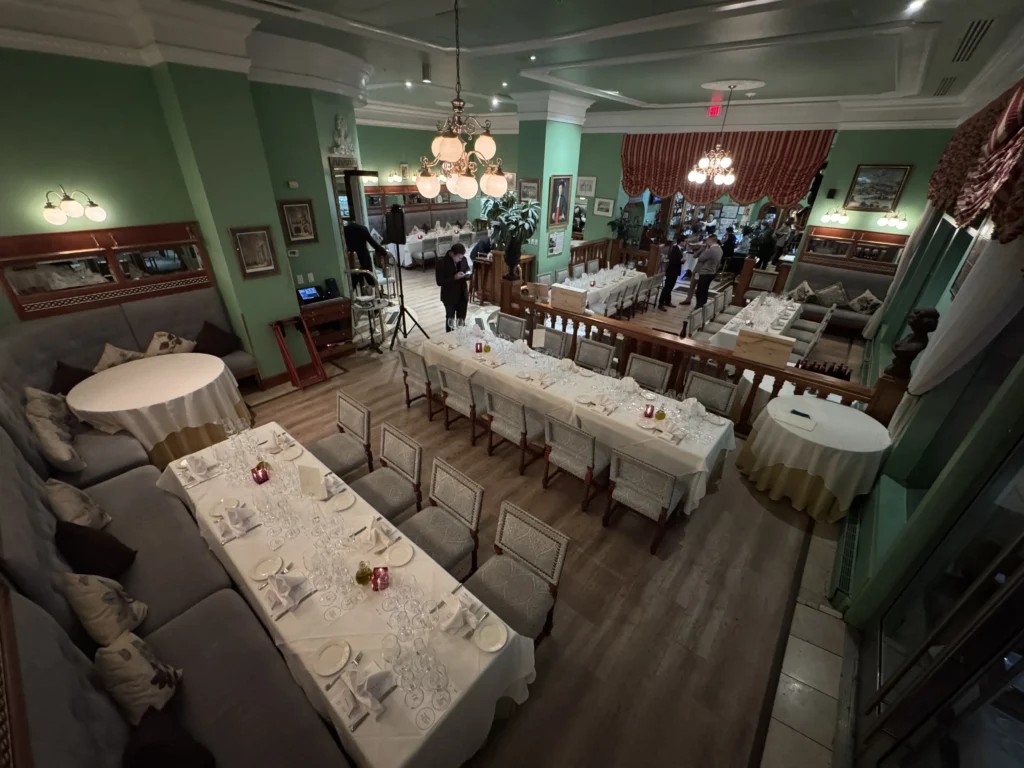 Rio Frio Uno semiprivate space: long tables set for a wine dinner