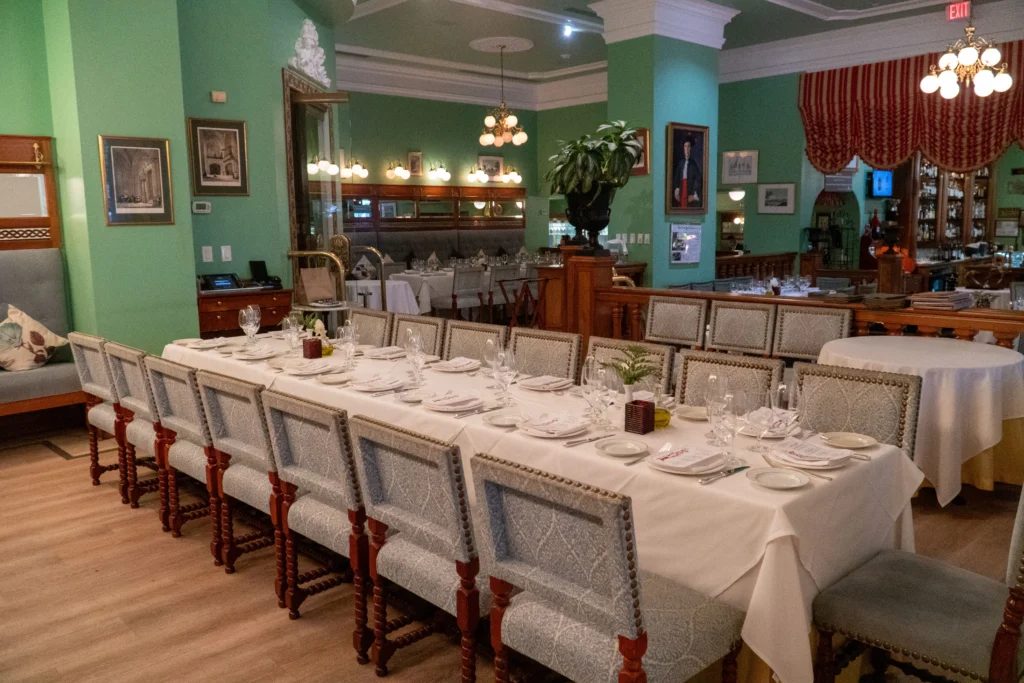 Rio Frio Uno semiprivate space: long table set for a group dinner