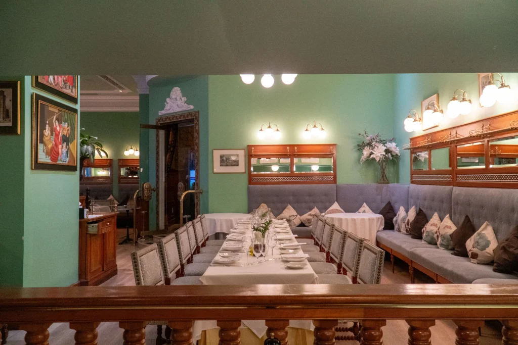 Rio Frio Dos semiprivate space: long table set seen from the entrance
