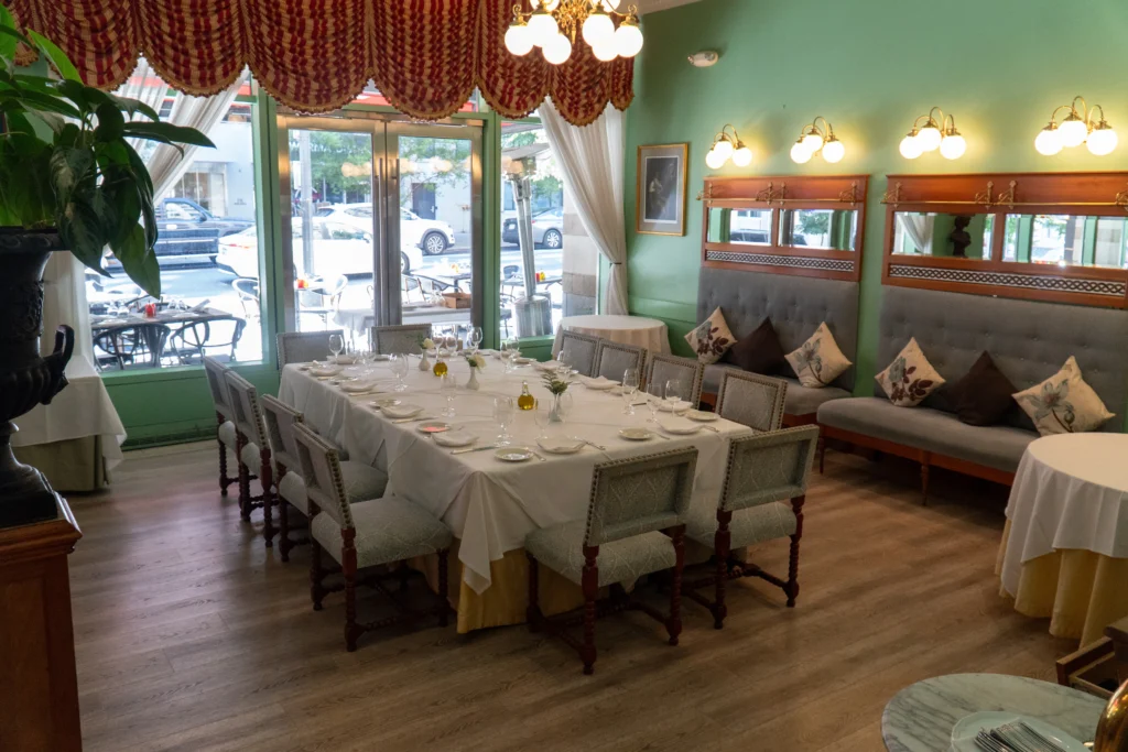 Rio Frio Uno semiprivate space: tables set by the windows
