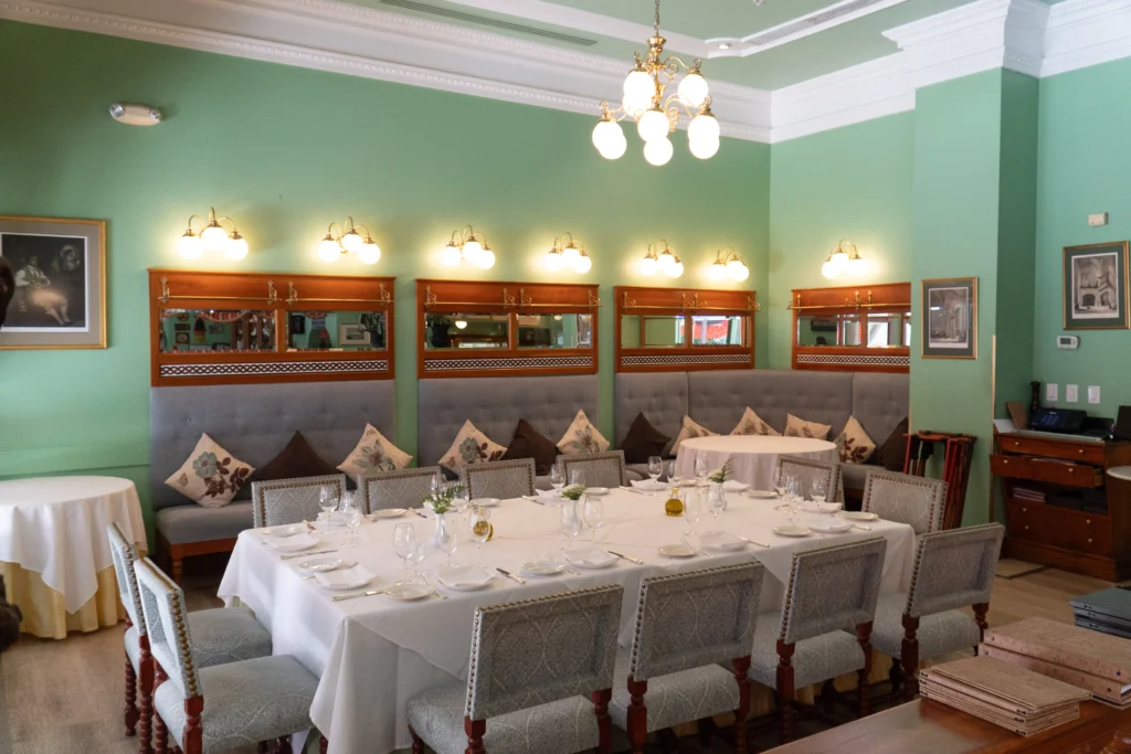 Rio Frio Uno semiprivate space: table set for a group