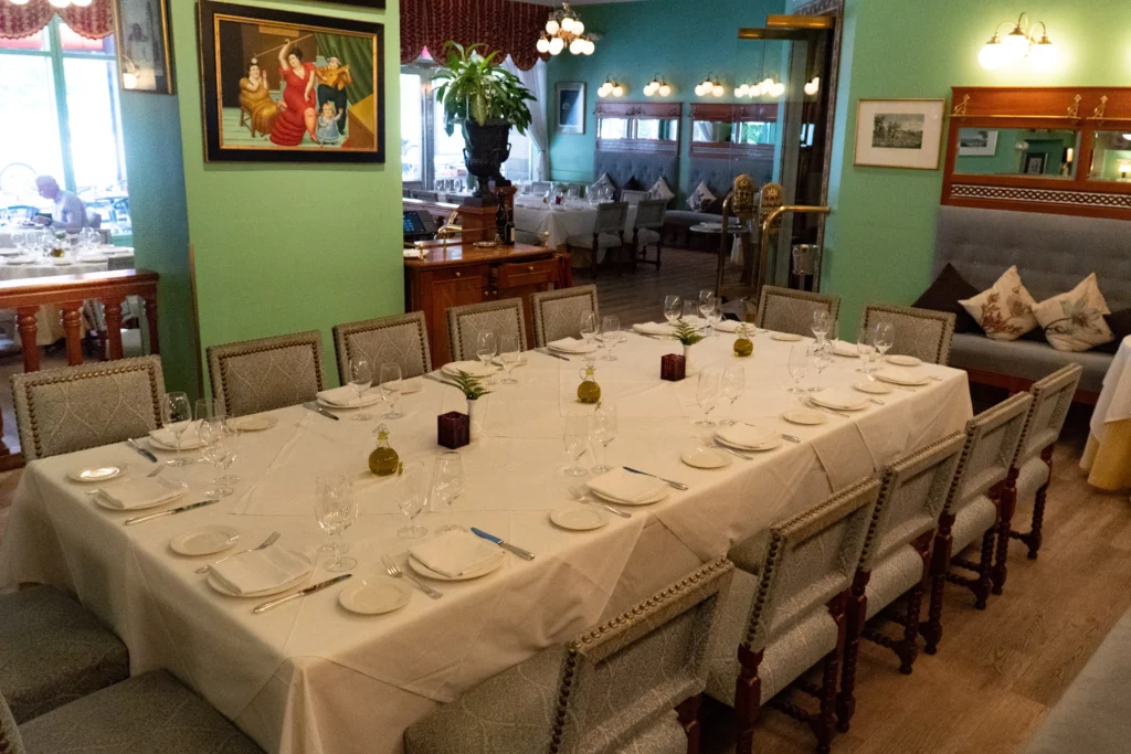 Rio Frio Dos semiprivate space: long table set for dinner