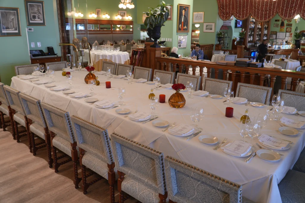Rio Frio Uno semiprivate space: long table set for 20 guests